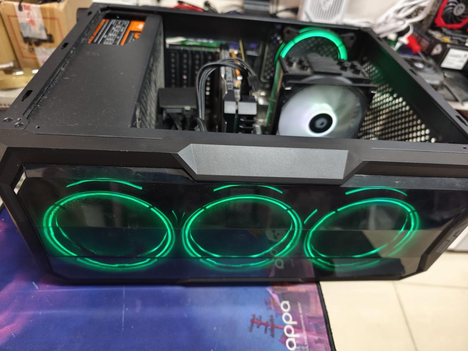 Fan Temizliği ve Bakım Nedir? Fan temizliği ve bakım, bilgisayarın veya laptopun soğutma sisteminin düzenli olarak kontrol edilmesi ve temizlenmesini kapsar. Zamanla fanlar toz ve kir biriktirir, bu da cihazın ısınmasına ve performans düşüşüne yol açar. HD Bilgisayar olarak fan temizliği ve bakım hizmetimizi uzman ekiplerimizle gerçekleştiriyoruz. Bu sayede cihazınız hem serin hem de stabil çalışır. Fan Temizliği ve Bakım Neden Önemlidir? Bilgisayar fanları, cihazın içindeki ısıyı dışarı atarak donanımın güvenli çalışmasını sağlar. Fan tıkanırsa: Laptop veya PC aşırı ısınır İşlemci ve ekran kartı performansı düşer Sistem sık sık kapanır veya donar Donanım ömrü kısalır Düzenli yapılan fan temizliği ve bakım, bu sorunların önüne geçer ve cihazın ömrünü uzatır. Fan Temizliği ve Bakımın Avantajları Fan temizliği ve bakım sayesinde bilgisayarınızın performansı artar. Ayrıca ısınma kaynaklı arızalar engellenir. Başlıca avantajlar şunlardır: Sessiz ve etkili soğutma sağlanır İşlemci ve ekran kartı daha verimli çalışır Ani kapanmalar ve donmalar azalır Cihazın kullanım ömrü uzar Bu hizmet, hem laptop hem de masaüstü bilgisayarlar için idealdir. HD Bilgisayar Fan Temizliği ve Bakım Hizmeti HD Bilgisayar olarak fan temizliği ve bakım hizmetimiz kapsamlıdır: Fan ve soğutma kanallarının temizliği Termal macun kontrolü ve yenileme Sistem performans testi Profesyonel teknik destek Detaylı hizmetler için 👉 Hizmetlerimiz sayfasını ziyaret edebilirsiniz. Fan Temizliği ve Bakım Ne Zaman Yapılmalı? Bilgisayarınız sık ısınıyor, fan sesi yüksek veya cihaz yavaş çalışıyorsa fan temizliği ve bakım zamanı gelmiştir. Özellikle 6 ayda bir düzenli bakım yapmak cihaz performansını uzun süre korur. Sonuç olarak fan temizliği ve bakım, bilgisayarın serin, hızlı ve verimli çalışmasını sağlayan kritik bir işlemdir. HD Bilgisayar ile cihazlarınız güvenli ve sorunsuz çalışır. Görsel alt metin önerisi: “bilgisayar fan temizliği ve bakım” “laptop soğutma sistemi bakımı”