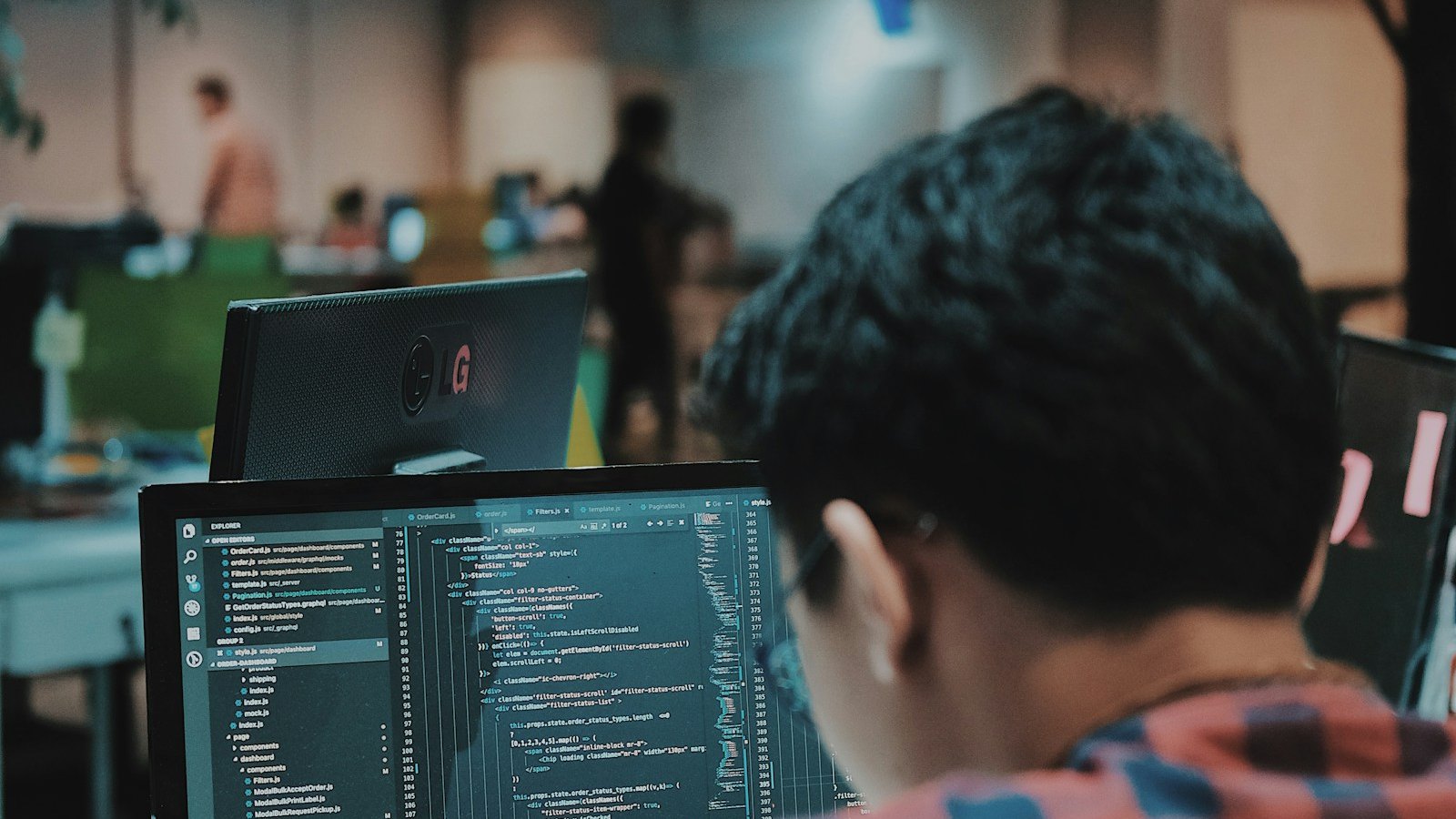 CRM servis entegrasyonu: Yazılımcının bilgisayarda kod üzerinde çalışması