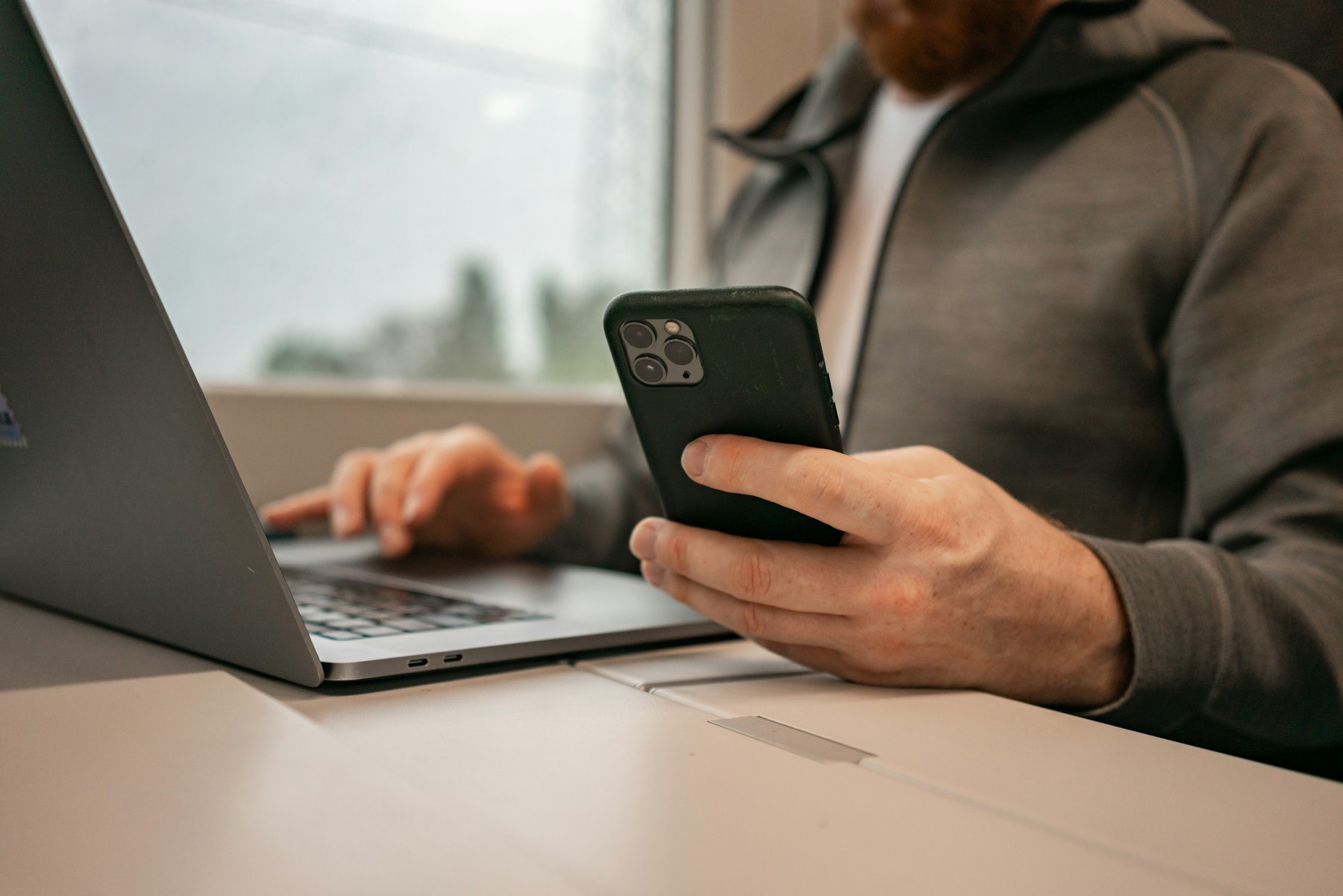 mobil uygulama mı web uygulaması mı: Telefon ve dizüstü bilgisayarın birlikte kullanıldığı çalışma ortamı
