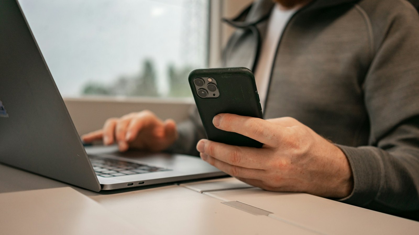 offline çalışan işletme yazılımı: Telefon ve dizüstü bilgisayarın birlikte kullanıldığı çalışma ortamı